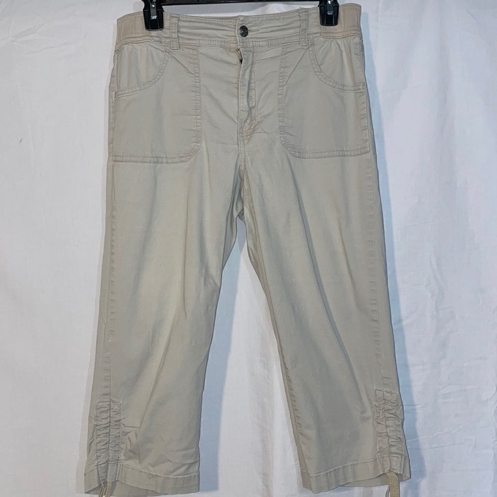 Basic edition khaki capris